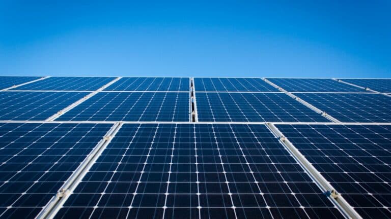 Peut-on brancher deux panneaux solaires sur le même régulateur ?